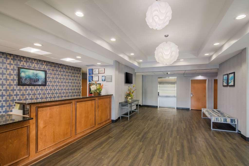 Best Western Smithfield Inn Интерьер фото