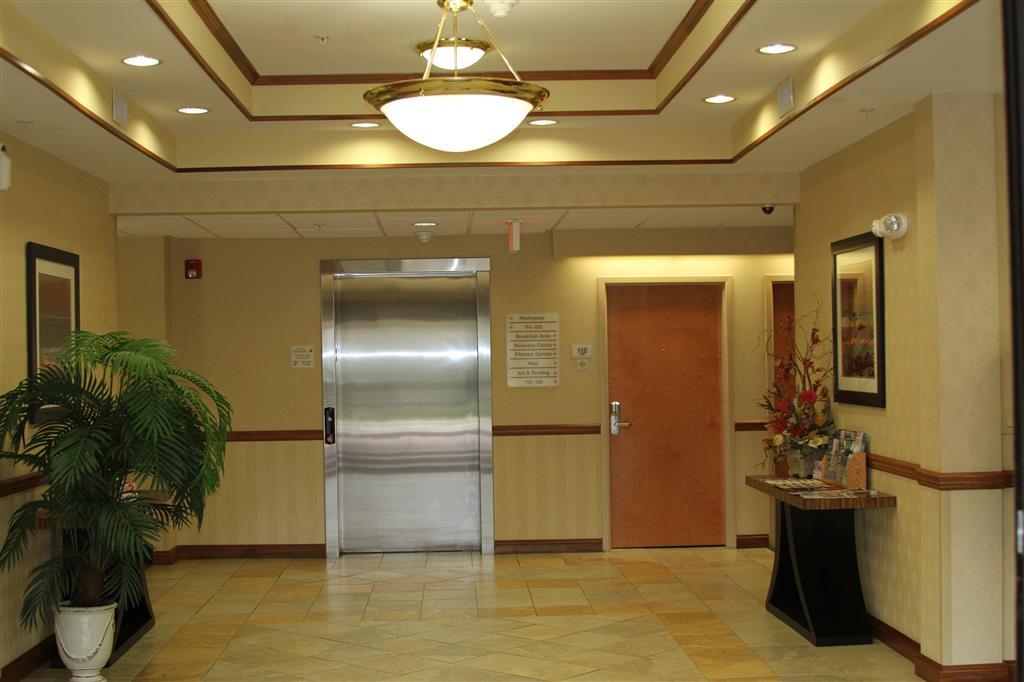 Best Western Smithfield Inn Интерьер фото